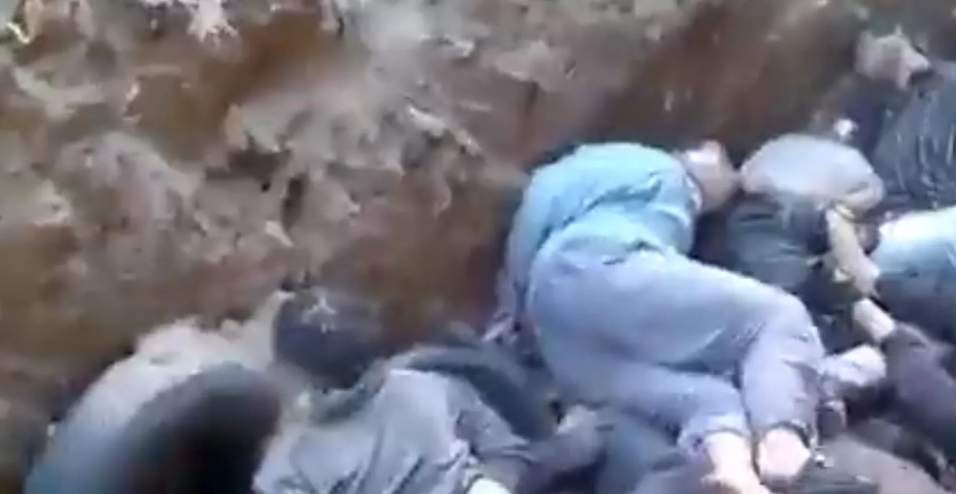 Suriye'de infaz çukuru! Onlarca sivili çukura atıp katledildiği görüntüler ortaya çıktı! Esed rejiminin acımasız yüzü...