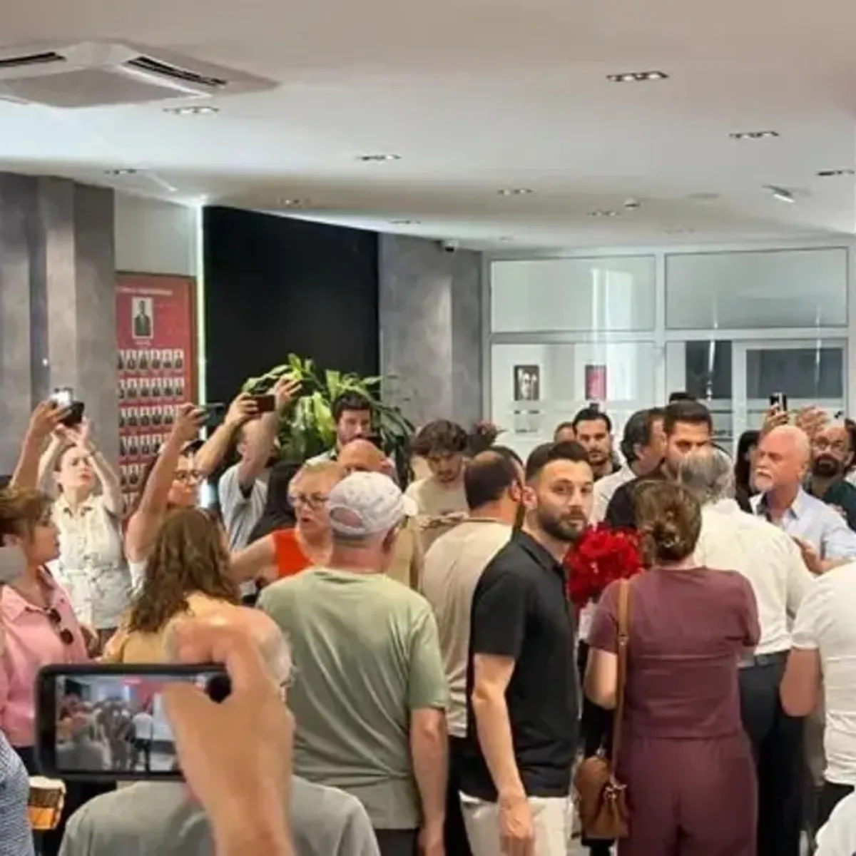 CHP İzmir İl Başkanlığı'nda gerginlik