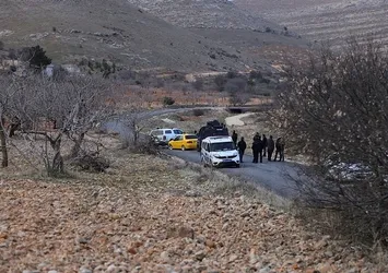 Eşi ve çocuklarını saatlerdir rehin tutuyor