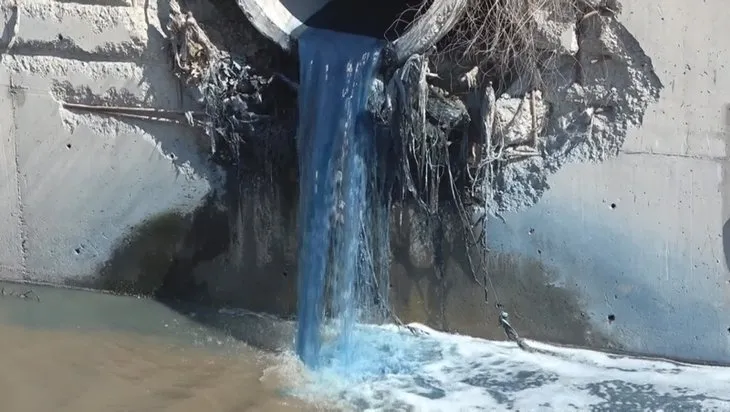 Arnavutköy’de kırmızı akan derenin ardından Esenyurt’ta kimyasal atık nedeniyle Haramidere mavi aktı