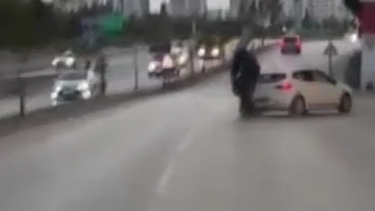 Otomobile çarpan motosikletin sürücüsü takla attı! O anlar kamerada
