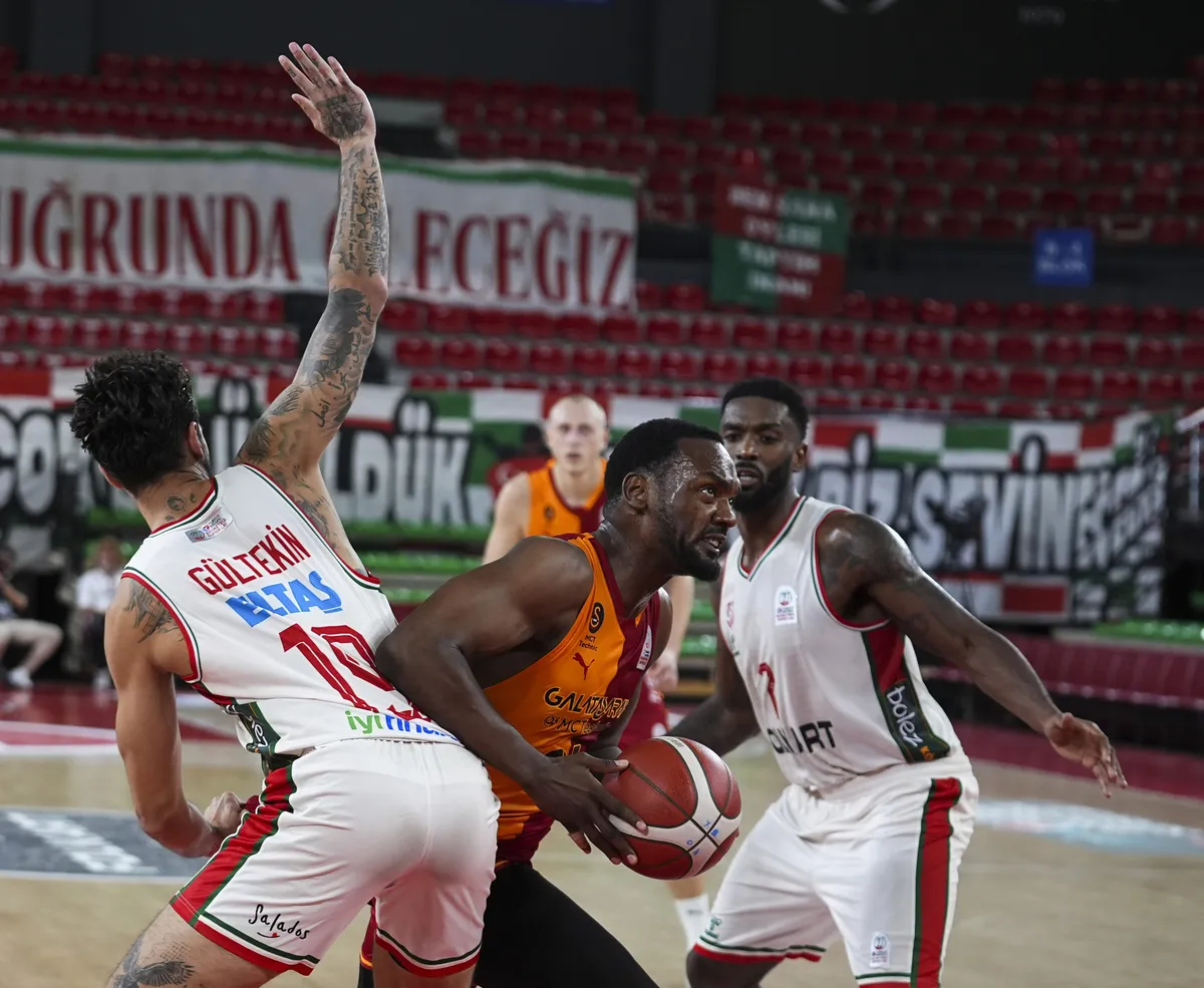 karsiyaka-uzatmalara-giden-macta-sahasinda-galatasarayi-maglup-etti-1790968338474.jpg Karşıyaka, Galatasaray’ı uzatmada 78-71 yenerek ilk galibiyetini aldı - 1