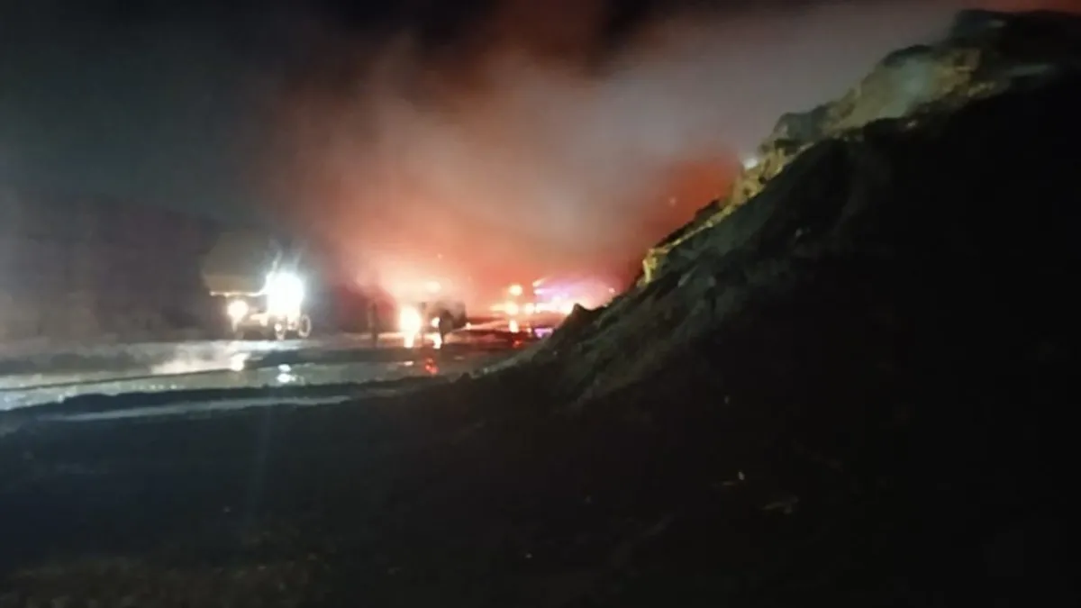 Mardin'de mısır balyalarının depolandığı alanda yangın! Tanker küle döndü