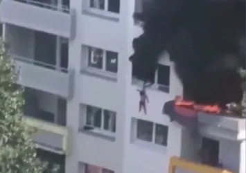 Apartmanda yangın çıktı! Evde kilitli kalan çocuklar böyle kurtuldu!