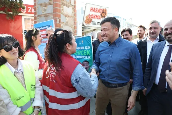 1708602698891.jpg AK Parti İzmir adayı Hamza Dağ ile CHP broşürlerini dağıtan CHP'li gençler arasında güldüren sohbet: Zaten buradasınız - 2
