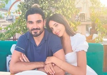 İlkay Gündoğan'dan Sara Arfoui'ye nazar boncuğu! Boynundan çıkarmadı