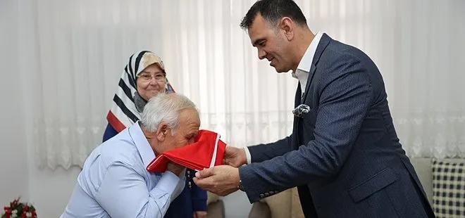 Gurur! Türkiye’nin ilk astronotu Alper Gezeravcı’nın ailesine Türk bayrağı hediye edildi