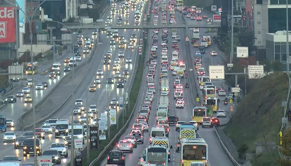 Tatil bitti milyonlar İstanbul trafiğinde kaldı