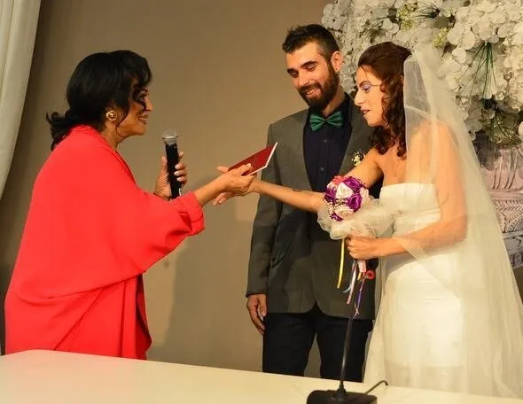 Ünlü şarkıcı Zeynep Casalini oyuncu kızını evlendirdi