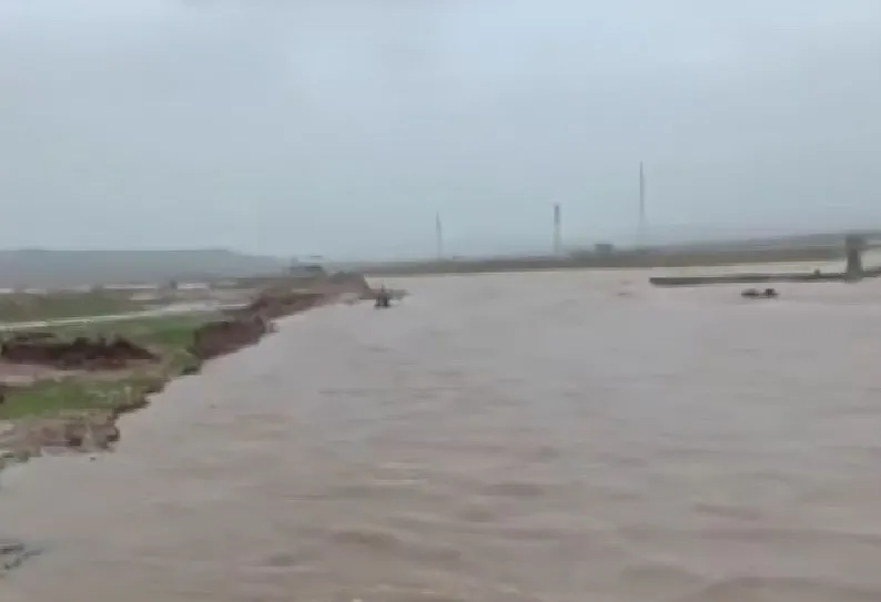 saganak-guneydoguyu-vurdu-sokaklar-nehre-dondu-1774195358808.jpg Sağanak Güneydoğu’yu vurdu! Sokaklar nehre döndü - 5