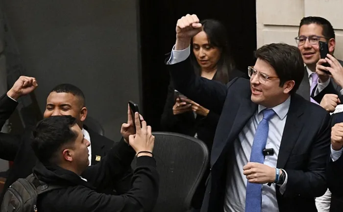 kolombiyada-cumhurbaskani-adayina-silahli-saldiri-butun-hastaneler-alarm-durumunda-1749362648767.jpg Senatör Miguel Uribe Turbay Bogota'da (AFP)