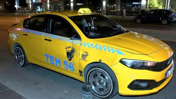1694315292899.jpeg İstanbul'da motosikletle taksi çarpıştı! Feci kaza kamerada: 2 ağır yaralı - 1