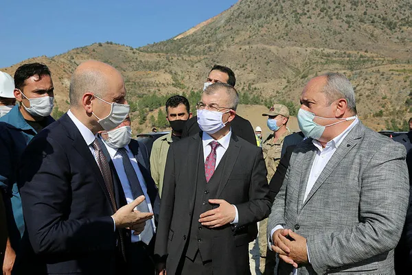 Ulaştırma ve Altyapı Bakanı Adil Karaismailoğlu, Yusufeli’nde yol ve tüneller inşaatlarını inceledi! Tarih verdi
