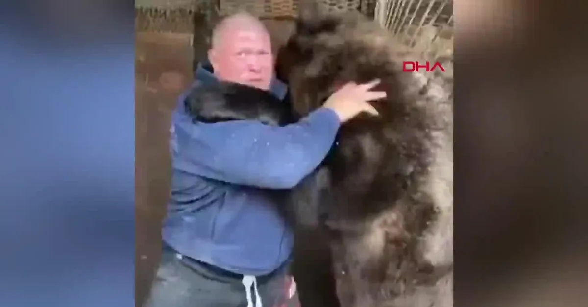 Rus dövüşçü Maxim ‘Mad Max’ Novoselov, ayıyla antrenman yaptı