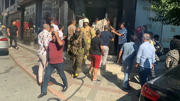 son-dakika-zeytinburnunda-5-katli-binada-yangin-mahsur-kalanlar-var-1695284374343.jpg Son dakika: Zeytinburnu'nda 5 katlı binada yangın! Mahsur kalanlar var - 3