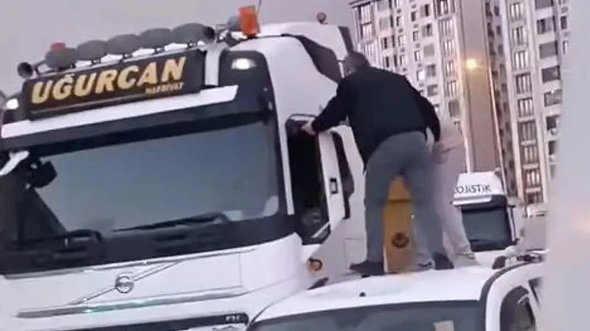 Trafikte dehşet dolu anlar! Aracın tavanına çıkıp saldırdılar
