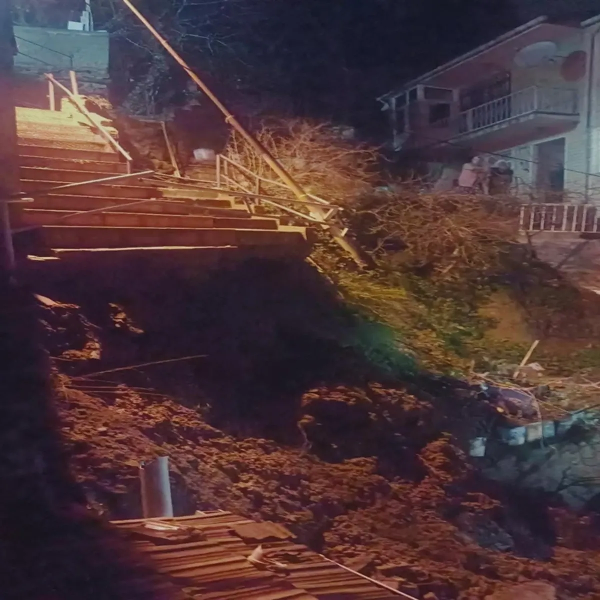 Sarıyer'de korkutan olay! Binanın bitişiğindeki merdiven çöktü