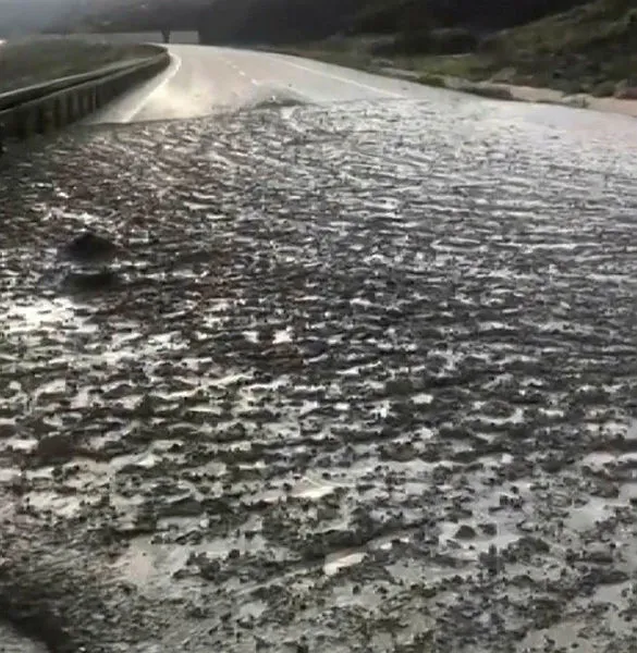 Erzincan’da sağanak heyelana neden oldu, trafik ulaşıma kapandı - 1