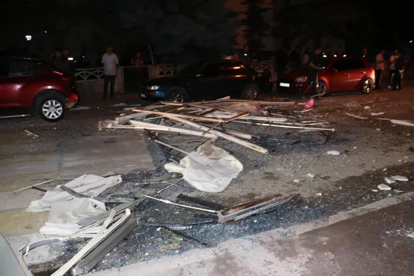 eskisehirde-gece-yarisi-korkutan-patlama-1-kisi-hayatini-kaybetti-1693191705697.jpg Eskişehir'de gece yarısı korkutan patlama! 1 kişi hayatını kaybetti - 4