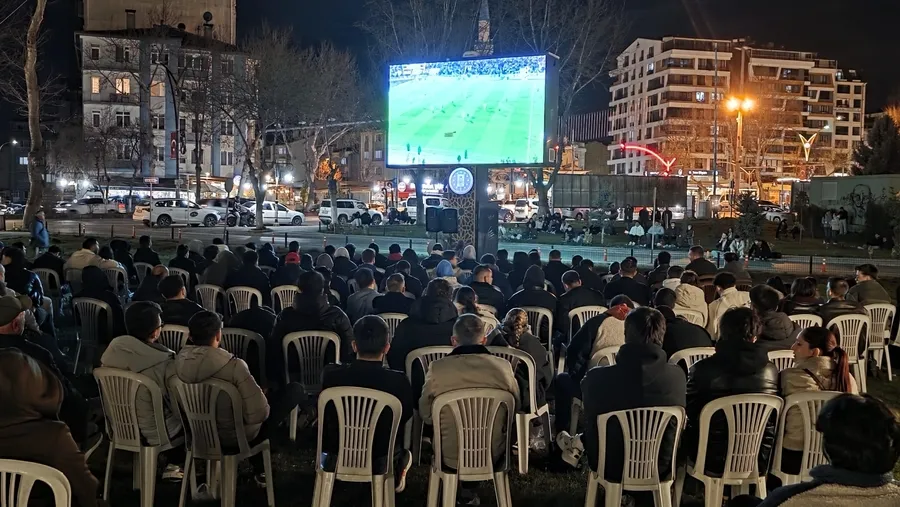 bizim-cocuklar-tarih-yazdi-bayragini-alan-sokaklara-dokuldu-iste-yurttan-kareler-1774997079046.jpg FOTOĞRAF (İHA)