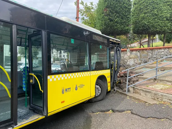 iett-otobusu-duvara-carpti-2-kisi-yaralandi-1662978391260.jpg İETT otobüsü duvara çarptı! 2 kişi yaralandı - 3