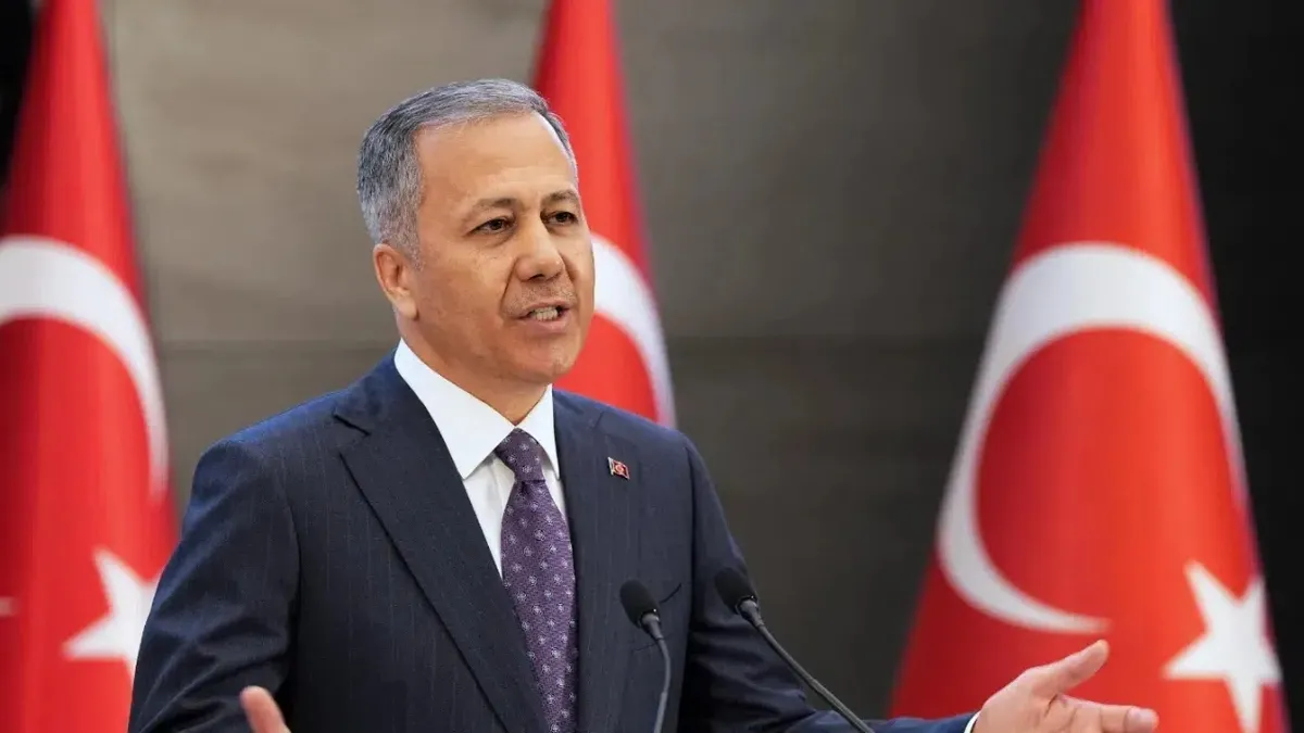 Bakan Yerlikaya ülke genelindeki denetimlerde 32 göçmen kaçakçılığı organizatörünün yakalandığını bildirdi