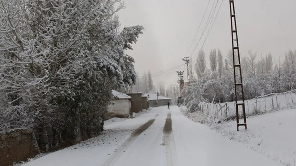 Lapa lapa kar yağışı yolları kapattı!