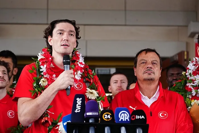 avrupa-ikincisi-12-dev-adam-yurda-dondu-millilerimiz-ciceklerle-karsilandi-1757945824792.jpeg Fotoğraf (AA)