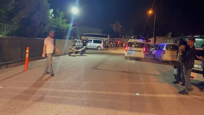 adiyamanda-bir-polis-mesai-arkadaslarina-ates-acti-bakan-yerlikaya-acikladi-2-polis-memuru-sehit-oldu-1714251660844.jpeg Adıyaman'da bir polis mesai arkadaşlarına ateş açtı! Bakan Yerlikaya açıkladı: 2 polis memuru şehit oldu - 5