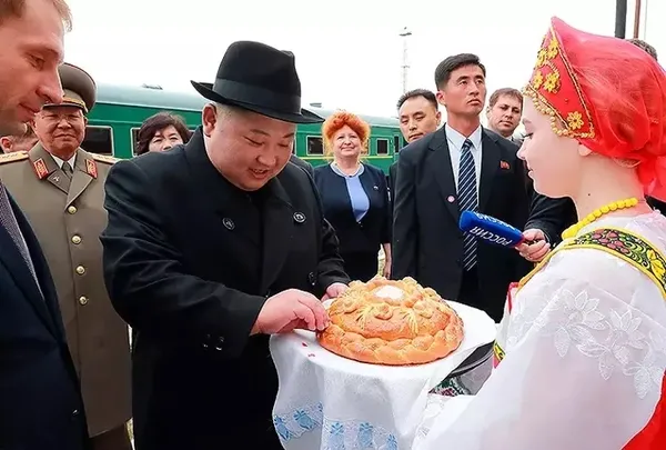 Dünyanın merakla beklediği görüşme! Kim ile el sıkışan Putin doğruladı: Bu nedenle uzay üssüne geldik!