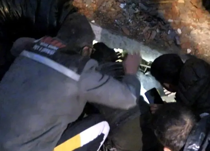 KAHRAMANMARAŞ’TA 7,4’LÜK DEPREM! Deprem bölgesinde kurtarma çalışmaları devam ediyor | İğne deliğinden çıkarıldılar