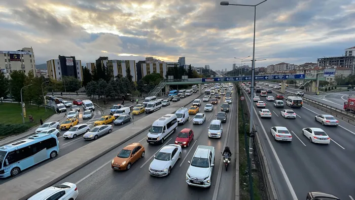 Son dakika: İstanbul’da haftanın ilk iş gününde trafik yoğunluğu!