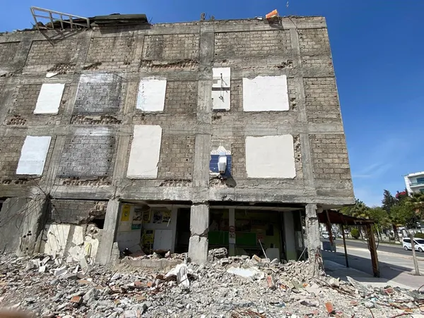 depremin-uzerinden-79-gecti-ilginc-goruntuler-gelmeye-devam-ediyor-duvarda-asili-kaldi-1682506949890.jpg Depremin üzerinden 79 geçti! İlginç görüntüler gelmeye devam ediyor: Duvarda asılı kaldı - 4