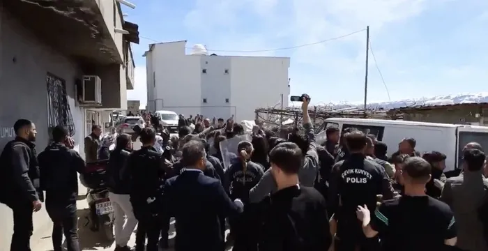 DEM’lilerden sandık başında büyük provokasyon! Milletin iradesine kastediyorlar! Güvenlik güçleri meydanı boş bırakmadı