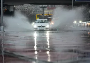 İzmir'i sağanak vurdu: Cadde ve sokaklar göle döndü