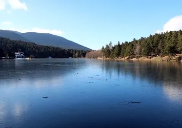 Gölcük Tabiat Parkı'ndaki göl buz tuttu