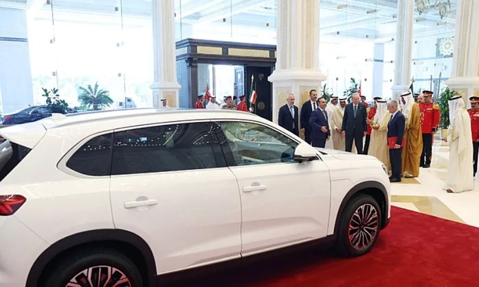 baskan-erdogandan-kuveyt-emiri-sabaha-yerli-otomobil-togg-hediyesi-1761060078384.jpg Fotoğraf-AA