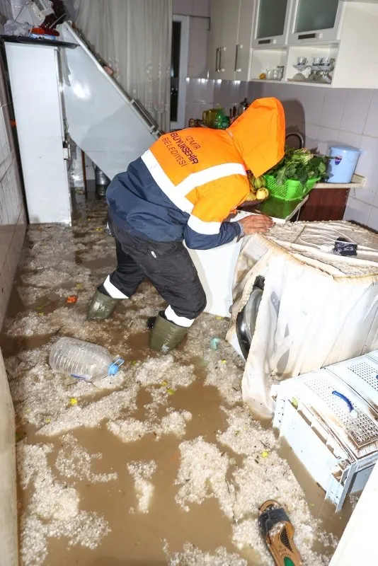 Son dakika: İzmir'de görülmemiş felaket! Hortum araçları 10 metre havaya kaldırıp binaların üzerinden savurdu