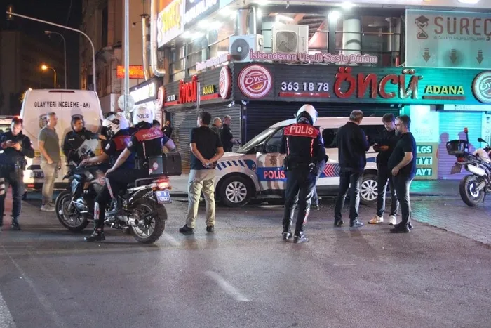 adanada-cay-ocagina-kursun-yagmuru-polis-araci-hedef-oldu-1761596970753.jpeg Fotoğraf (İHA)