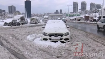İstanbullunun kabus gecesi! 15 saattir yolda kalan vatandaş: Su ve bisküvi ile duruyorum 23