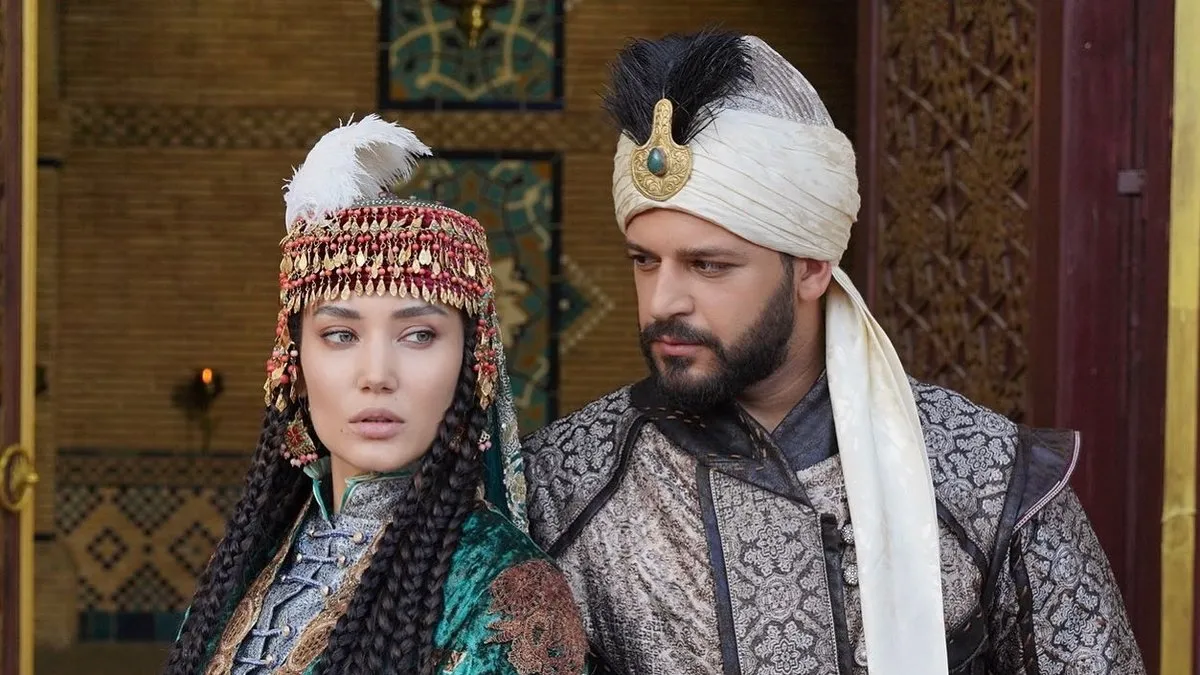 Aynı dizide oynamışlardı! Emre Kıvılcım ve Yulduz Rajabova çiftinden müjde!