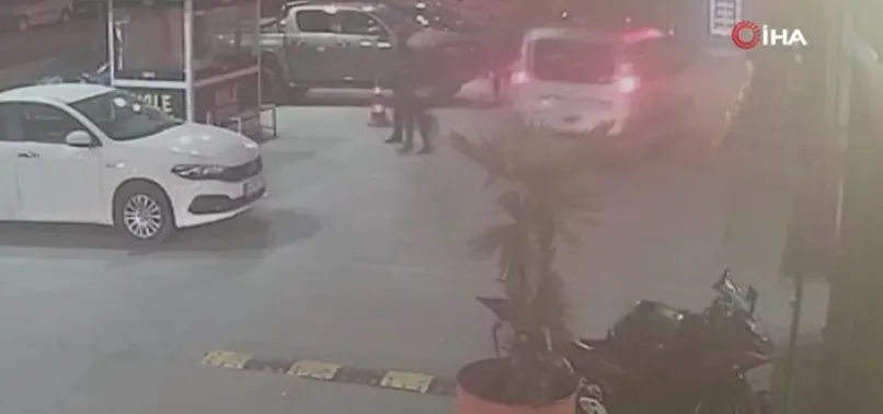 İstanbul'da kafe önünde silahlı saldırı! Dehşet anı güvenlik kamerasında