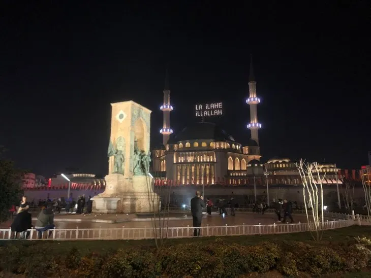 İstanbul camilerinde Ramazan’ın habercisi mahyalar yakıldı