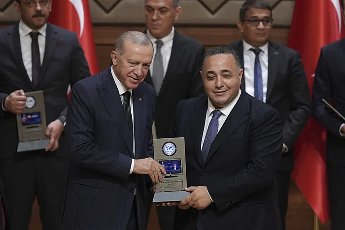 baskan-erdogan-8-anadolu-medya-odulleri-toreninde-konustu-1717618576719.jpg Başkan Erdoğan 8. Anadolu Medya Ödülleri töreninde konuştu! - 10