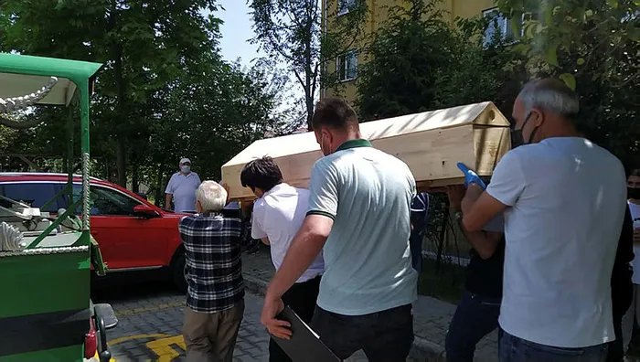 Son dakika: İstanbul'da Küçükçekmece'de vahşet: Genç kadın annesini satırla öldürüp kafasını keserek tencereye koydu - 4