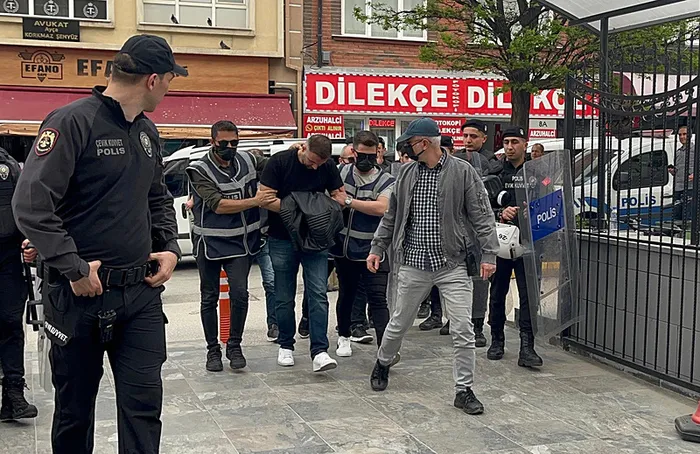Eskişehir'de Kelime-i Tevhit bayrağına saldırı olayı | Gözaltına alınan saldırganın ifadesi ortaya çıktı! Uyarmaya gitmiş - 4