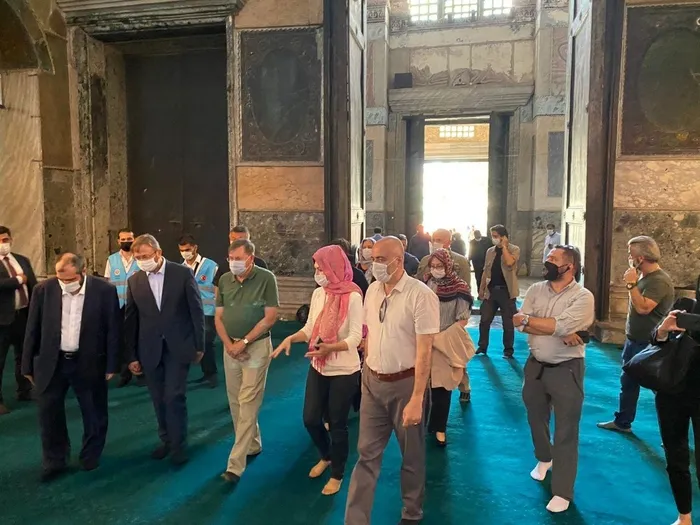 ABD Ankara Büyükelçisi Satterfield Ayasofya Camii’nde! İşte ziyaretten ilk görüntüler