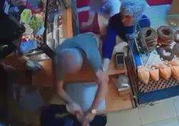 Bağcılar'da vicdansızlığın böylesi! Kadın esnaf çocuklarının gözü önünde darbedildi