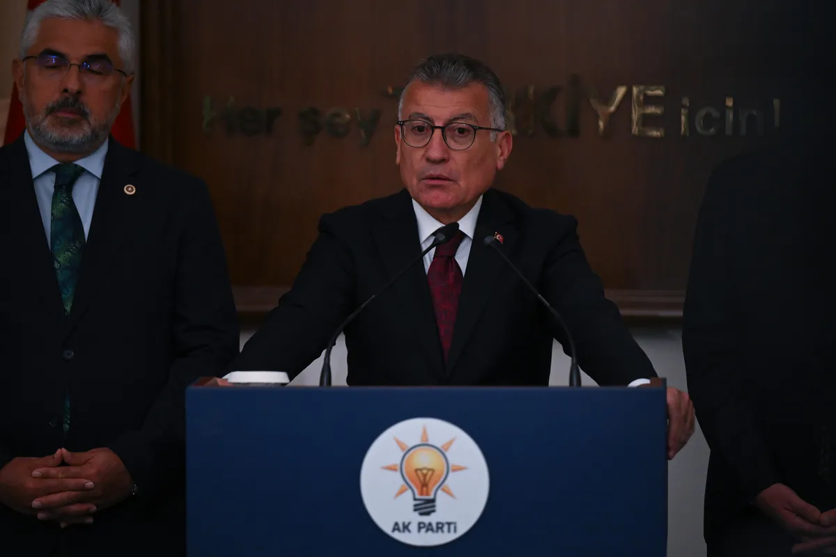ak-partiden-fon-duzenlemesi-grup-baskani-abdullah-guler-bu-virusu-bunyeden-sokup-atacagiz-1791560386985.jpg AK Parti'den fon düzenlemesi! Grup Başkanı Abdullah Güler: "Bu virüsü bünyeden söküp atacağız" - 1