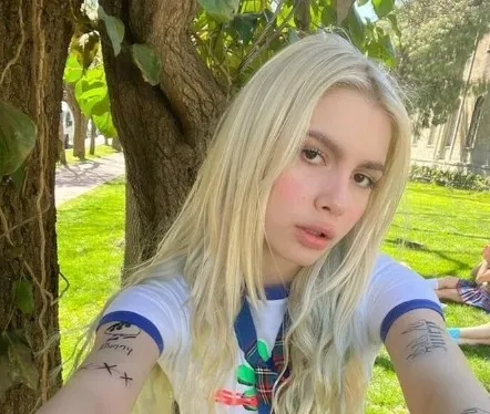 Aleyna Tilki ilk kez sevgilisi ile birlikte fotoğraf paylaştı!